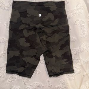 Lululemon 6” Black Camo Shorts - Size 6
